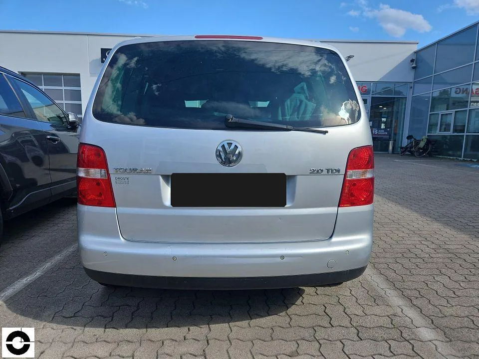 Heck eines VW Touran mit Anstoßschaden an Heckklappe und Stoßfänger