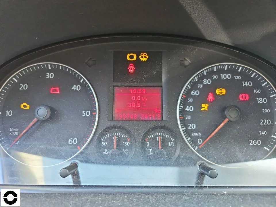 Kombiinstrument eines VW Touran mit einem Kilometerstand von 199.748 km