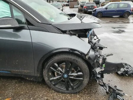 Frontschaden BMW i3 nach Verkehrsunfall